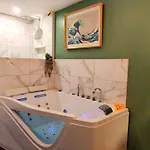 Votre Escale Jungle Sauna & 公寓 尼奥尔